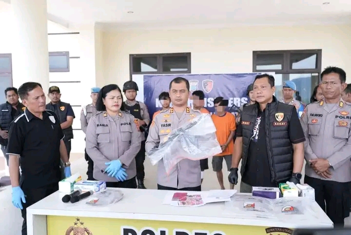 Polres Tapanuli Selatan (Tapsel) berhasil mengungkap kasus pembunuhan dalam 3×24 jam atau 3 hari usai penemuan kerangka manusia di kebun sawit.