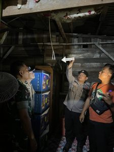 Respon cepat Polsek Kepenuhan membawa ibu hamil yang cb bunuh diri ke puskesmas karena cekcok dengan suami di Sp 1 Kepenuhan Raya
