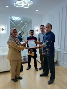 KETUA UMUM ASOSIASI WARTAWAN DEMOKRASI INDONESIA DI DAMPINGI WASEKJEN DAN HUMAS LAPORKAN KEGIATAN TAHUNAN KE MENDAGRI MELALUI DIREKTORAT ORGANISASI KEMASYARAKATAN