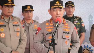 Kapolri Jenderal Listyo Sigit Prabowo irit bicara saat dimintai tanggapan soal pengerahan prajurit TNI untuk menjaga kantor kejaksaan tinggi