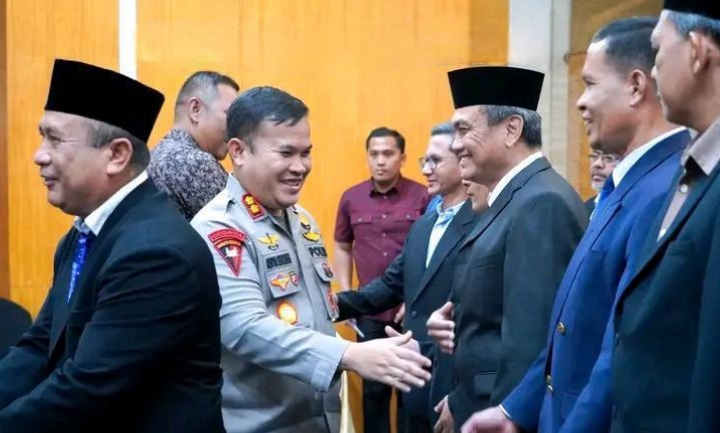 Kapolres Labuhanbatu Selatan, AKBP Aditya SP Sembiring M, SIK secara resmi melantik pengurus Forum Tanggung Jawab Sosial Perusahaan