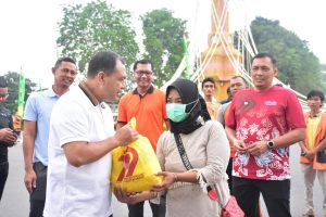 Jambi – Polda Jambi menggelar rangkaian kegiatan pelayanan publik yang dikombinasikan dengan Car Free Day (CFD) di Tugu Keris Siginjai, Kota Jambi, Minggu pagi, 22 Juni 2025. Kegiatan ini dilaksanakan sebagai bagian dari momentum peringatan Hari Bhayangkara ke-79.Program ini merupakan bagian dari gerakan nasional yang diinisiasi oleh Kepolisian Republik Indonesia dan dipimpin langsung oleh Kapolri Jenderal Polisi Drs. Listyo Sigit Prabowo, M.Si., bersama para pejabat utama Mabes Polri.
Dalam pelaksanaannya, Polda Jambi menyediakan berbagai layanan yang bisa diakses secara gratis oleh masyarakat, seperti pemeriksaan kesehatan, pembuatan Surat Izin Mengemudi (SIM) dan Samsat keliling, serta pembuatan Surat Keterangan Catatan Kepolisian (SKCK) tanpa biaya. Selain itu, bantuan sosial berupa paket sembako juga dibagikan kepada para petugas kebersihan dan juru parkir yang sedang bertugas di sekitar lokasi CFD.
Penyerahan sembako dilakukan secara simbolis oleh Wakapolda Jambi bersama Direktur Intelkam sebagai wujud perhatian Polri terhadap masyarakat lapisan bawah yang seringkali kurang tersentuh.
Kabid Humas Polda Jambi, Kombes Pol. Mulia Prianto, menegaskan bahwa kegiatan ini merupakan bukti nyata hadirnya Polri yang proaktif dan peduli kepada masyarakat, khususnya dalam menyambut Hari Bhayangkara.
“Kami ingin memastikan bahwa pelayanan Polri dapat dirasakan langsung oleh masyarakat luas. Melalui program ini, kami berharap dapat mempererat hubungan antara polisi dan warga,” kata Kombes Pol. Mulia.
Kehadiran masyarakat sangat positif dengan antusiasme tinggi dalam memanfaatkan berbagai layanan yang disediakan. Kegiatan ini menjadi momentum penting untuk membangun kepercayaan dan sinergi yang lebih kuat antara Polri dan masyarakat di Kota Jambi.