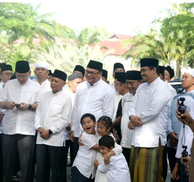 Bupati Deli Serdang, dr H Asri Ludin Tambunan serta Wakil Bupati, Lom Lom Suwondo SS, menyaksikan pemotongan hewan kurban dari Presiden RI