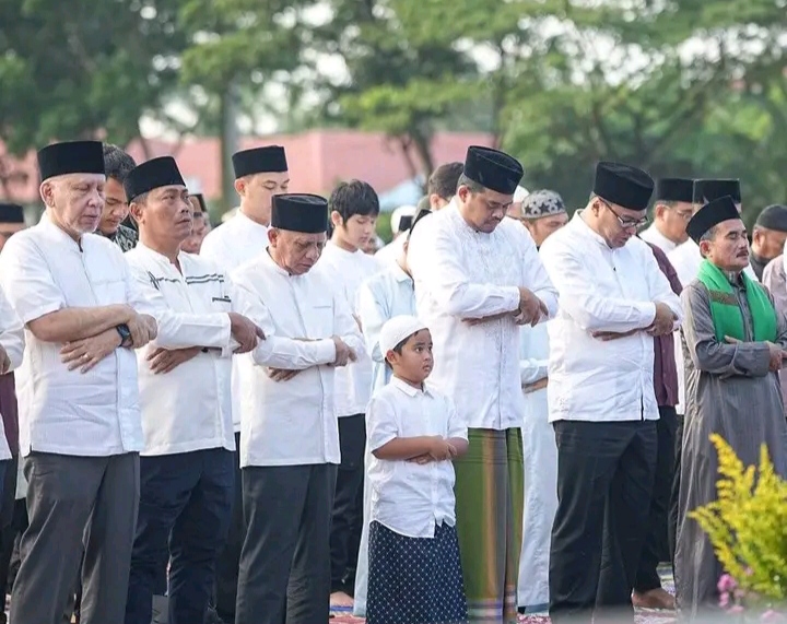 Ribuan orang memadati Alun-Alun Pemerintah Kabupaten Deli Serdang untuk melaksanakan salat Idul Adha 1446 Hijriah, Jumat pagi, 6 Juni 2025.